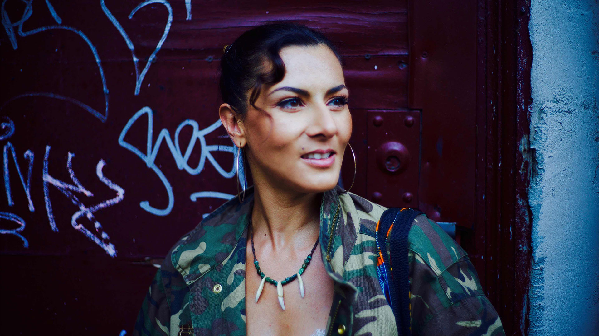 Dajla, auteure-compositrice, musicienne et productrice sort sur les plates-formes le single « Laisse tomber », accompagné d’un clip.